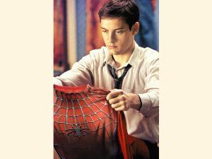 Peter Parker (Tobey Maguire) gør sig klar til at iføre sig Spider-man dragten