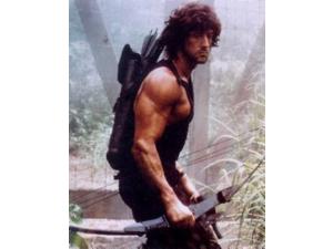 Rambo bruger i denne adskillige flere våben end i den første film, bl.a. denne bue og pil, som blev en af hans fortrukne våben.