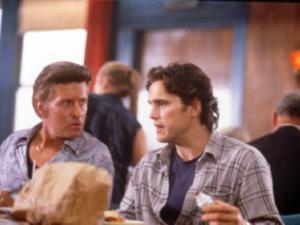 Randy (Matt Dillon) i en samtale med Mr. Burmeister (Michael Douglas)