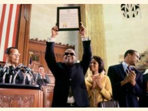 Ray Charles (Jamie Foxx) modtager her en officiel undskyldning fra staten Georgia, der sin sin tid gav ham et livslangt forbud mod at optræde i staten som straf for, at Ray aflyste sin koncert i protest mod raceopdelingen af publikum.