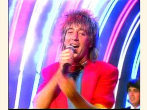Rod Stewart fra Musik Laden i sit klassiske lyserøde jakkesæt fra 80'erne.