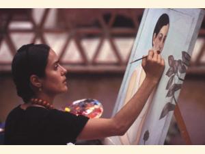 Salma Hayek malede selv flere kopier af Frida Kahlos billeder til filmen. 