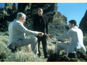 Samuel (Max von Sydow) mødes med Tomás (Leonardo Sbaraglia) i ørkenen inden den endelige konkurrence på held - på liv og død.