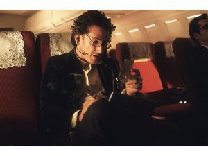Sean Penn spiller filmens kommentator, der filmen igennem befinder sig i diverse flyvemaskiner, fordi han i bogstaveligste forstand er bange for jordforbindelse
