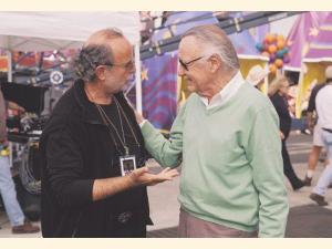 Skaberen af Spider-man, Stan Lee (t.h.), taler med ansvarshavende producer Avi Arad på settet