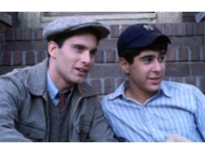 Solidariteten mellem storebror Stanley (Brian Drillinger) og lillebroren og hovedpersonen Eugene (Jonathan Silverman) er stor.
