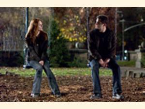 Telly (Julianne Moore) møder Ash (Dominic West) på den legeplads, hvor deres nu afdøde børn plejede at lege.