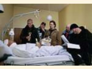 Thomas får besøg af vennerne på hospitalet. 