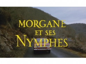 Titelskærm. Bemærk, at "Morgane" er ændret til "Morgana" i den danske titel. Det samme gør sig gældende for filmens internationale titel "Girl Slaves of Morgana le Fay". I de danske undertekster, der er inkluderet på AWE's udgivelse, refereres der spøjst nok til hende med det korrekte franske "Morgane".