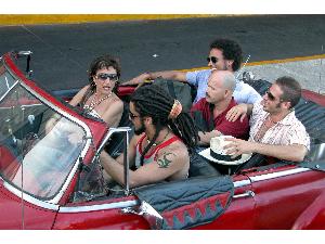 Tito drøner talentspejderne rundt i Cubas gader i mormors lækre røde '52 Chevy