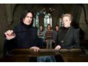 To af filmens utallige stjerneskuespillere, undersøger en forhekset halskæde. Snape(Alan Rickman) og McGonagall(Maggie Smith)