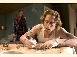 To mennesker med "nordkraft i blodet" - Maria (Signe Egholm Olsen) og pusherkæresten Asger (Thomas Corneliussen), der øver sig ihærdigt på at blive tatovør.