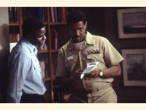 Udover at stå for instruktionen, har Denzel Washington også en bærende rolle i Antwone Fisher.