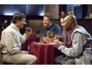 Under en rigtig mandeaften med poker og bajere finder Andys (Steve Carell) 3 venner Cal (Seth Rogen), David (Paul Rudd) og Jay (Romany Malco) uf af hans lille hemmelighed.