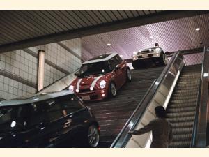Vild biljagt i Mini Coopers igennem L.A.'s undergrundsbane