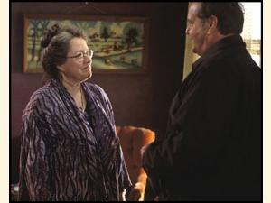 Warren får en varm modtagelse i svigerfamilien af Roberta Hertzel ( Kathy Bates )