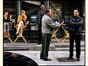 William Shatner instruerer "politistjernerne" i hvad de skal gøre og ikke gøre, bistået af Rene Russo